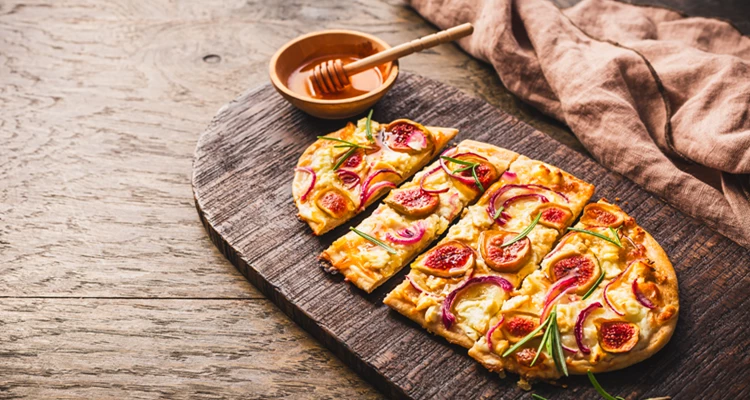 Süß trifft herzhaft: Flammkuchen mit Feigen, roten Zwiebeln, Camembert und Honig